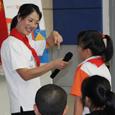 Chinese volunteer teaches kids about walking safe