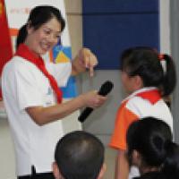 Chinese volunteer teaches kids about walking safe Chinese volunteer teaches kids about walking safe