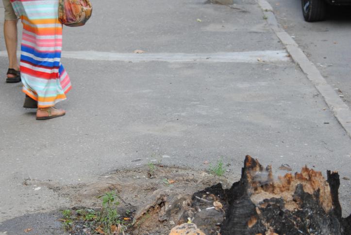 Sidewalk and Cars – Obstacles for pedestrians include rubble and cars parked along the sidewalk.