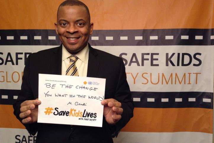 U.S. Secretary of Transportation Anthony Foxx takes a #safie.