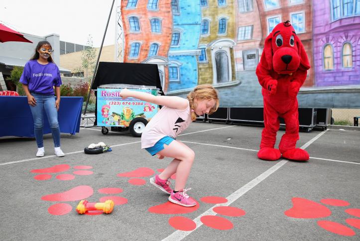 Clifford and kids at the Scholastic station - Safe Kids Day 2016