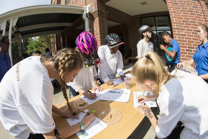 Kids sign their Global Road Safety pledges